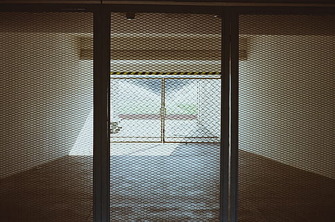černá obrazovka brána, uvnitř, Drátěný plot, bezpečnost, ochrana, bezpečnostní, plot, nikdo, kov, okno, architektura, vzor, bariéra, hranice, stavba, detail, den, budova, Příroda, 2K, CC0, veřejná doména, bez autorských práv