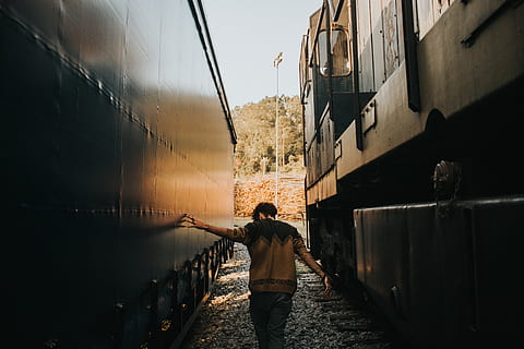 uomo, a piedi, treni, vista posteriore, luce del giorno, tipo, enorme, grande, tempo libero, maschio, metallo, pantaloni, persona, servizio fotografico, posa, acciaio, pietre, maglione, indossare, una persona, persone reali, architettura, stili di vita, struttura costruita, attività di svago, in piedi, natura, retrovisore, cielo, mezzi di trasporto, tre quarti, esterno dell'edificio, giorno, caratteristica della parete, abbigliamento casual, acqua, città, tramonto, all'aperto, braccio umano, adolescente, 5K, CC0, dominio pubblico, privo di copyright
