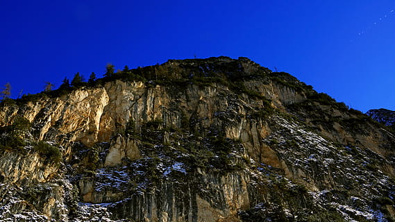muntanya marró, naturalesa, a l'aire lliure, penya-segat, aigua, altiplà, mesa, promontori, riu, hivern, muntanya, gel, neu, oceà, mar, línia de costa, Costa, cascada, camp, cel, paisatge, cel clar, blau, rock, bellesa a la natura, cap gent, sòlid, vista d’angle baix, arbre, Serra, escenics - natura, planta, rock - object, tranquil·litat, formació de roca, terra, cim de muntanya, formació, erosionat, 5K, CC0, domini públic, lliure de regalies