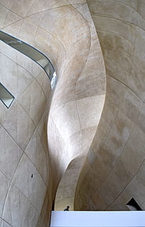edifici de formigó marró, arquitectura, edifici, cap gent, estructura construïda, vista d’angle baix, modern, destinacions de viatge, dia, patró, corba, naturalesa, arc, a l'aire lliure, funció de construcció de parets, ciutat, resum, disseny, viatjar, concret, 5K, CC0, domini públic, lliure de regalies