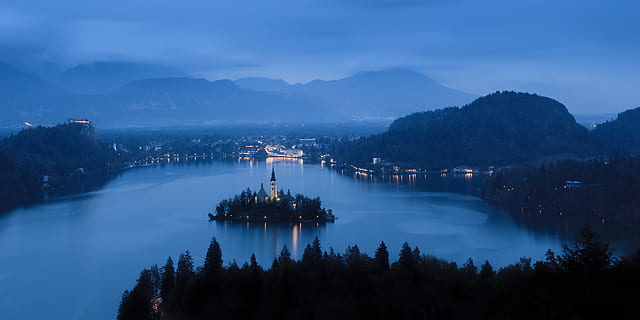 Berg, Bäume, wolkig, Himmel, Wald, Insel, Wasser, See, Natur, Gebäude, Turm, Straße, Beleuchtung, dunkel, Reflexion, Baum, Szenen - Natur, Schönheit in der Natur, ruhige Szene, Pflanze, Ruhe, Nebel, wolke - himmel, beleuchtet, keine Leute, die Architektur, Nacht-, Gebirge, draußen, 5K, CC0, gemeinfrei, lizenzfrei