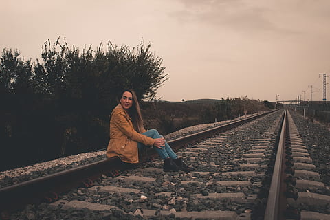 Španělsko, tocón, dráha, železniční dopravy, železniční trať, jedna osoba, skutečných lidí, nebe, mladého dospělého, přeprava, neformální oblečení, plná délka, životního stylu, Mladá žena, perspektiva, strom, sedící, volnočasové aktivity, Příroda, cesta vpřed, teplé oblečení, 5K, CC0, veřejná doména, bez autorských práv