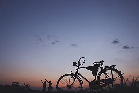 silhouet, hybride fiets, backlit, wolken, donker, avond, landschap, natuur, mensen, toneel-, hemel, zonsondergang, transportsysteem, wielen, fiets, vervoer, landvoertuig, wijze van transport, wolk - lucht, echte mensen, scenics - natuur, schoonheid in de natuur, kopie ruimte, schemer, stationair, Oranje kleur, buitenshuis, levensstijlen, niet-stedelijke scène, 5K, CC0, publiek domein, royaltyvrij