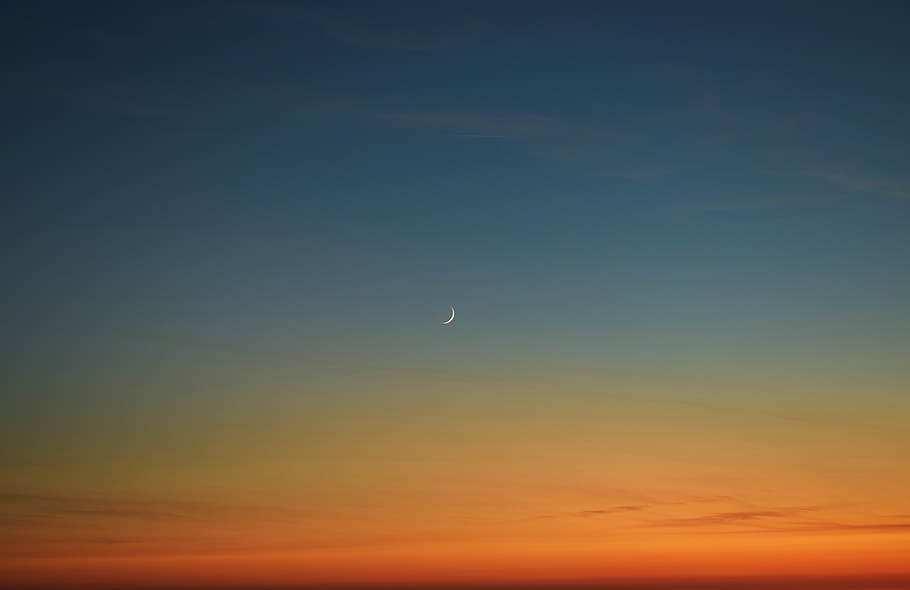 lua crescente, por do sol, céu, beleza na natureza, scenics - natureza, lua, crescente, tranquilidade, cena tranquila, visão de baixo ângulo, cor laranja, natureza, copie o espaço, ninguém, nuvem - céu, idílico, espaço, astronomia, ao ar livre, meia-lua, lua planetária, 5K