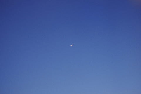 lua, céu, azul, tema, natureza, papeis de parede, papel de parede, fundo, céu limpo, beleza na natureza, copie o espaço, crescente, visão de baixo ângulo, tranquilidade, espaço, scenics - natureza, ninguém, astronomia, cena tranquila, ao ar livre, noite, idílico, origens, meia-lua, astrologia, lua planetária, 4K, CC0, domínio público, royalty free