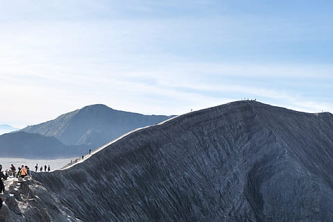 Indonesien, Mount Brom, Berg, Java, Landschaft, Himmel, Szenen - Natur, Schönheit in der Natur, Gebirge, wolke - himmel, Tag, Nicht-städtische Szene, Natur, Freizeitbeschäftigung, Umgebung, ruhige Szene, Ruhe, echte Menschen, Abenteuer, Menschen, Reise, Vulkan, draußen, Vulkankrater, Gipfel, 4K, CC0, gemeinfrei, lizenzfrei