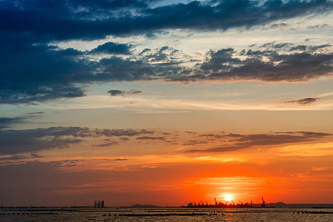 lichaam, water, horizon, strand, wolken, dageraad, milieu, industriële installatie, landschap, licht, metaal, oceaan, perspectief, zee, zeegezicht, hemel, zon, zonsopkomst, zonsondergang, technologie, bomen, wolk - lucht, schoonheid in de natuur, scenics - natuur, Oranje kleur, natuur, land-, kalmte, rustige scène, horizon over water, buitenshuis, incidentele mensen, idyllisch, niet-stedelijke scène, 5K, CC0, publiek domein, royaltyvrij