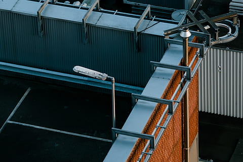 blanc, llum, gris, superfície, barana, sostre, cantonada, vermell, terrat, Rotterdam, aparcament, escala, vehicle, transport, màquina, finestra, edifici, arquitectura, edifici d'oficines, roda, va parlar, roda d'aliatge, indústria, metall, fàbrica, cap gent, dia, a l'interior, funció de construcció de parets, tecnologia, penjant, vista d’angle alt, estructura construïda, equipament, naturalesa, connexió, teler, 5K, CC0, domini públic, lliure de regalies