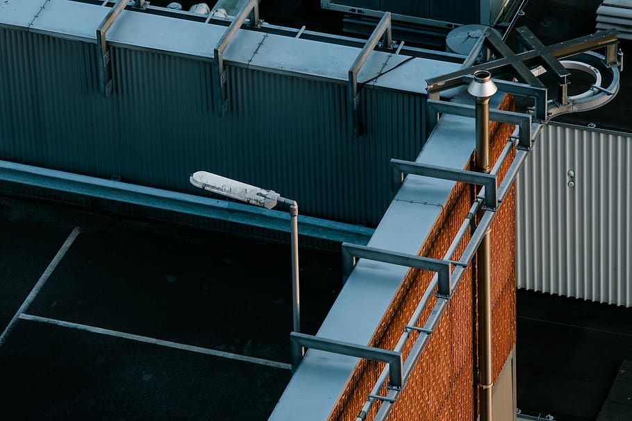 blanc, llum, gris, superfície, barana, sostre, cantonada, vermell, terrat, Rotterdam, aparcament, escala, vehicle, transport, màquina, finestra, edifici, arquitectura, edifici d'oficines, roda, va parlar, roda d'aliatge, indústria, metall, fàbrica, cap gent, dia, a l'interior, funció de construcció de parets, tecnologia, penjant, vista d’angle alt, estructura construïda, equipament, naturalesa, connexió, teler, 5K