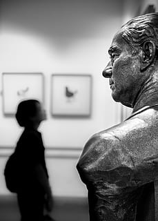 menneskelig hodebryst, sidevisning, menn, kunst og Håndverk, innendørs, hanner, ekte folk, museum, voksen, fritidsaktivitet, fra livet opp, representasjon, livsstil, stående, mennesker, kreativitet, ser, veggbyggingsfunksjon, to mennesker, menneskelig representasjon, fokusere på forgrunnen, modne menn, profilvisning, 4K, CC0, offentlig domene, opphavsrett gratis