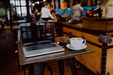 tasse, café, table, intérieur, technologie, La technologie, travail, cappuccino, restaurant, en retard, à l'intérieur, Nourriture et boisson, boisson, agresser, tasse à café, café - boisson, vaisselle, portable, affaires, ordinateur, rafraîchissement, se concentrer sur le premier plan, Technologie sans fil, personnes accessoires, tasse à thé, latté, 5K, CC0, domaine public, libre de droits