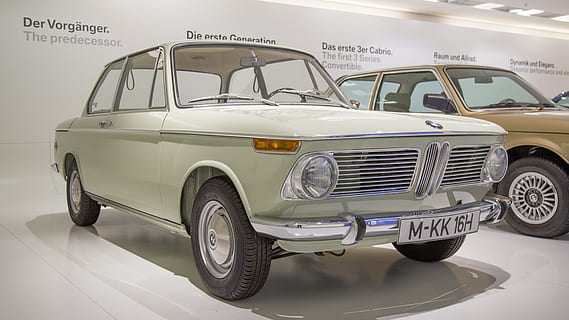 gris bmw coupe, transport, cotxe, vehicle, automòbil, Sedan, para-xocs, pneumàtic, màquina, roda, roda del cotxe, va parlar, llum, faro, roda d'aliatge, coixí, cotxe esportiu, coupe, parabrisa, camioneta, camió, manera de transport, vehicle terrestre, estacionari, cotxe d'època, estil retro, cap gent, arquitectura, text, dia, a l'interior, Color blanc, viatjar, guió occidental, reflexió, aparcament, ciutat, 4K, CC0, domini públic, lliure de regalies