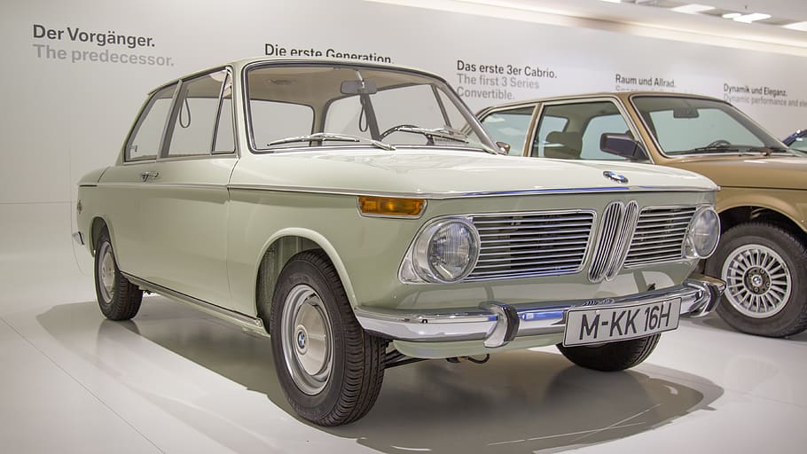 gris bmw coupe, transport, cotxe, vehicle, automòbil, Sedan, para-xocs, pneumàtic, màquina, roda, roda del cotxe, va parlar, llum, faro, roda d'aliatge, coixí, cotxe esportiu, coupe, parabrisa, camioneta, camió, manera de transport, vehicle terrestre, estacionari, cotxe d'època, estil retro, cap gent, arquitectura, text, dia, a l'interior, Color blanc, viatjar, guió occidental, reflexió, aparcament, ciutat, 4K