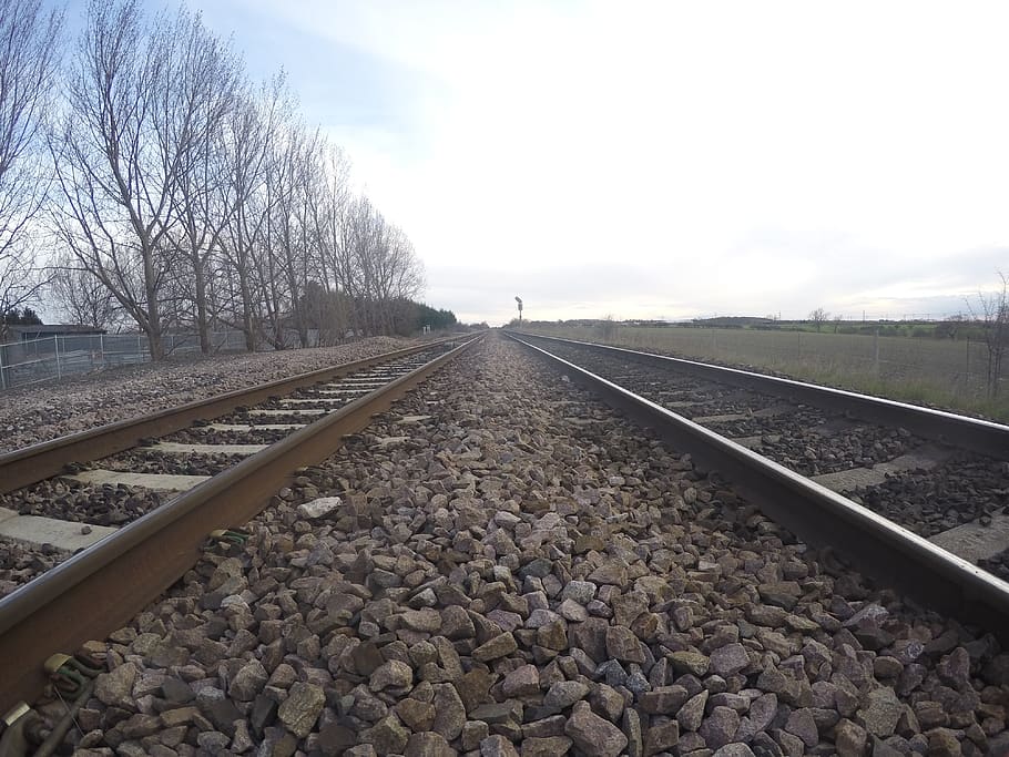 tog, togspor, Bliv professionel, spore, transportere, offentlig transport, jernbanetransport, jernbanespor, transportmidler, himmel, solid, retning, grus, vejen frem, natur, ingen mennesker, træ, faldende perspektiv, dag, sten - objekt, plante, klippe, forsvindingspunkt, rock-objekt, sky - himmel, rullesten, overflade niveau, lang, parallel, 4K