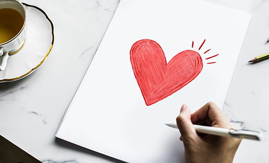 persoon, bezit, pen, hart-, vorm, hart vorm, positieve emotie, creativiteit, menselijke hand, emotie, liefde, papier, hand-, rood, menselijk lichaamsdeel, Valentijnsdag - vakantie, binnenshuis, romance, tafel, hoge hoekmening, kunst en ambacht, detailopname, mensen, notitieblok, liefdesbrief, 4K, CC0, publiek domein, royaltyvrij