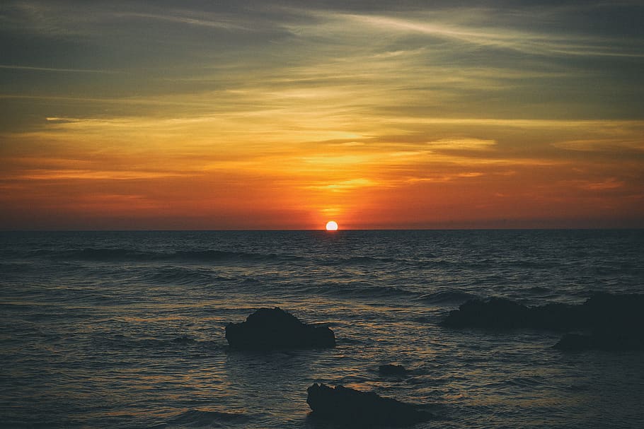 tramonto arancione, baia, spiaggia, blu, nuvole, costa, alba, paesaggio, naturale, natura, oceano, all'aperto, rocce, scenario, panoramico, mare, paesaggio marino, riva del mare, riva, cielo, pietre, sole, luce del sole, tramonto, acqua, onde, orizzonte sull'acqua, orizzonte, scenics - natura, bellezza nella natura, la tranquillità, roccia, scena tranquilla, solido, roccia - oggetto, nuvola - cielo, terra, idilliaco, nessuno, 5K