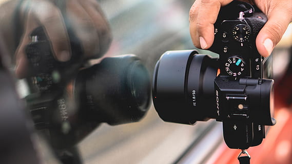kamera tutan kişi, kamera, elektronik, kişi, insan, yansıma, bütün çerçeve, a7ii, sony, Fotoğraf, fotoğrafçılık, parmak, video kamera, dijital kamera, kamera merceği, cilt, fotoğrafçı, video oyunu, lens kapağı, bobin, spiral, teknoloji, fotoğrafçılık temaları, kamera - fotoğrafik donanımlar, fotoğrafik donanım, Meslek, insan eli, insan vücudu parçası, el, aktivite, televizyon kamerası, ekipman, fotoğraflama, kapatmak, lens - optik alet, insanlar, lens - göz, tutma, slr kamera, Kamera operatörü, çekim, video, 5K, CC0, kamu malı, telif ücretsiz