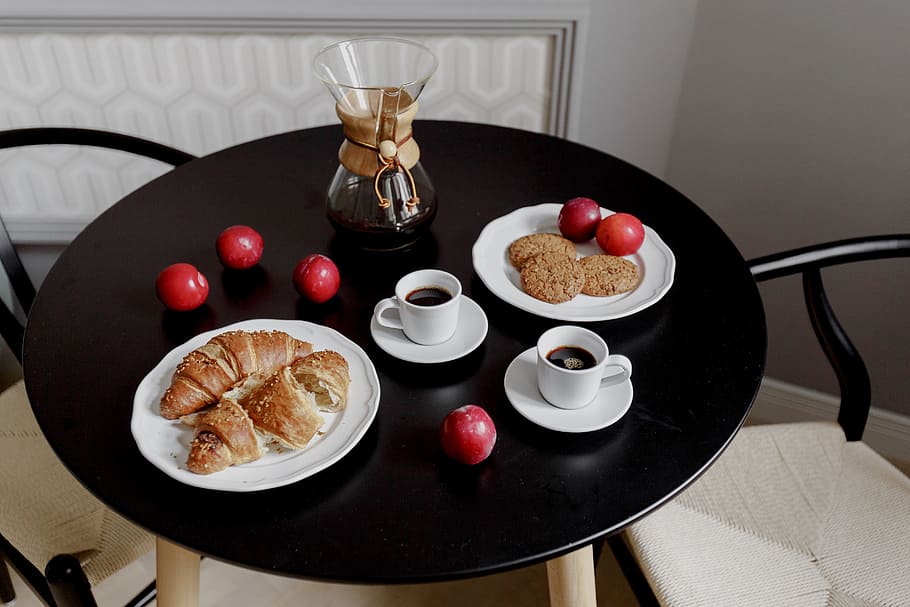 esmorzar, servit, cafè, interior, modern, taula, contemporani, fruites, al matí, tasses, menjar, chemex, a l'interior, menjador, taula negra, prunes, menjar i beguda, beure, fruita, frescor, refresc, placa, alimentació saludable, natura morta, llest per menjar, vidre, equipament per a la llar, cap gent, vista d’angle alt, cafè - beguda, tassa de cafè, menjar francès, vaixella, 5K