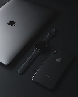 drei, sortiert, Apfelprodukte, keine Leute, High Angle View, Technologie, drinnen, schwarze Farbe, Kommunikation, Nahansicht, Stillleben, Verbindung, kabellose Technologie, Tabelle, Studioaufnahme, Stift, Smartphone, Computer, einzelnes Objekt, Mobiltelefon, Büro, schwarz, 2K, CC0, gemeinfrei, lizenzfrei