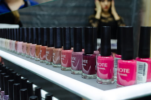 laca de uñas, productos cosméticos, lápiz labial, persona, humano, uña, vistoso, punto de vista, cosmético, esmalte de uñas, colores, polaco, maquillaje, comida, animal, desodorante, perfume, botella, pelo, maquillaje de cara, adentro, en una fila, centrarse en primer plano, de cerca, arreglo, naturaleza muerta, gran grupo de objetos, enfoque selectivo, orden, elección, nadie, envase, tubo de ensayo, lado a lado, laboratorio, variación, educación, texto, salud y medicina, Gradilla, 2K, CC0, dominio público, libre de derechos