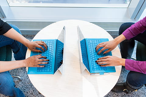Hände, Menschen, Arbeiten, Frau, beiläufig, Computers, Laptops, Zusammenspiel, Technologie, Arbeit, Erwachsene, Männer, drinnen, die Architektur, echte Menschen, Zusammengehörigkeit, Tag, modern, Lebensstile, Stehen, menschliches Körperteil, Frauen, Kommunikation, Zusammenarbeit, 5K, CC0, gemeinfrei, lizenzfrei