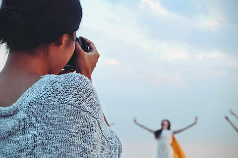 donna, presa, immagine, donna che balla, bianca, cielo, sfocatura, telecamera, catturare, avvicinamento, nuvole, messa a fuoco, ragazza, signora, tempo libero, modello, persone, fotografo, fotografia, servizio fotografico, posa, posizione, ricreazione, scattare foto, indossare, donne, attività di svago, persone reali, stili di vita, una persona, colpo alla testa, retrovisore, nuvola - cielo, natura, adulto, ritratto, abbigliamento casual, spiaggia, giovane adulto, concentrarsi sulle conoscenze acquisite, giorno, terra, analizzare, cercare, guardare, all'aperto, acconciatura, 4K, CC0, dominio pubblico, privo di copyright