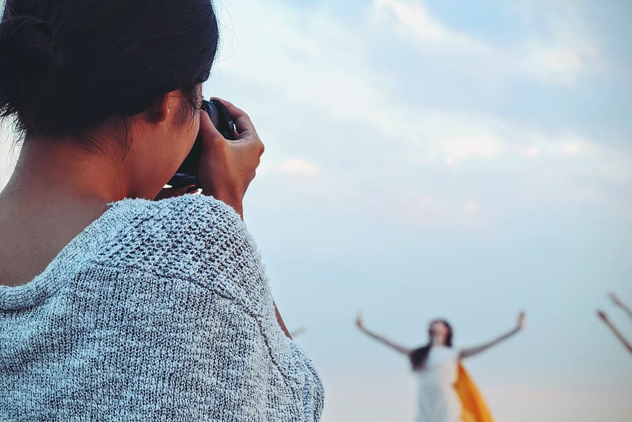 dona, presa, imatge, dona ballant, blanc, cel, borrós, càmera, captura, primer pla, núvols, focus, noia, senyora, oci, model, gent, fotògraf, fotografia, sessió de fotos, pose, postura, recreació, prendre fotos, desgast, dones, activitat d'oci, persones reals, estils de vida, una persona, tirada al cap, vista del darrere, núvol - cel, naturalesa, adult, retrat, roba casual, platja, adult jove, centrar-se en primer pla, dia, terra, mirant, a l'aire lliure, pentinat, 4K