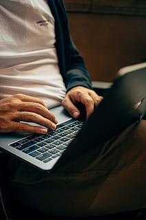 persona che usa macbook, tecnologia, tecnologia wireless, computer, una persona, connessione, il computer portatile, mano umana, seduta, Sezione centrale, comunicazione, mano, in casa, usando il portatile, persone reali, tavolo, tastiera, uomini, adulto, tastiera del computer, digitando, navigare in rete, 5K, CC0, dominio pubblico, privo di copyright