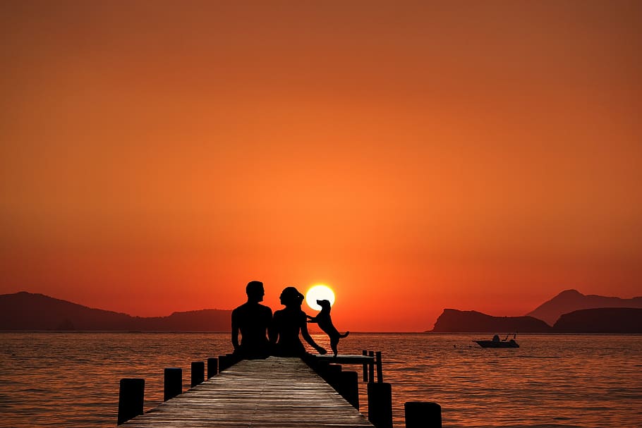 posta de sol, jo, parella, tarda, crepuscle, silueta, sol, naturalesa, paisatge, colorit, aigua, cel, bellesa a la natura, escenics - natura, color taronja, tranquil·litat, dues persones, muntanya, escena tranquil·la, mar, unió, idíl·lic, dones, homes, activitat d'oci, gent, a l'aire lliure, parella - relació, 5K