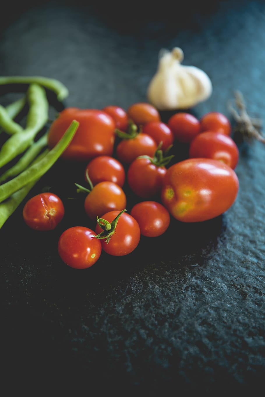 rosso, pomodoro, frutta, verdura, cibo, aglio, fagiolo, cibo e bevande, mangiare sano, freschezza, benessere, natura morta, avvicinamento, in casa, tavolo, nessuno, pomodoro ciliegino, messa a fuoco selettiva, cibo crudo, grande gruppo di oggetti, vista dall'alto, colore verde, maturo, sfondo nero, cibo vegetariano, 5K