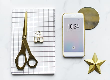 Antenne, Hintergrund, Cafe, Handy, klassisch, kreativ, Dekoration, Leitartikel, feminin, flach liegen, Flatlay, mädchenhaft, Gold, Tagebuch, Marmor, modern, Notizbuch, Notizblock, Telefon, Schere, Smartphone, Tabelle, Textur, Werkzeug, Arbeit, drinnen, Kommunikation, Text, keine Leute, Studioaufnahme, Papier-, Stillleben, direkt darüber, Nahansicht, westliche Schrift, High Angle View, weißer Hintergrund, Variation, Planung, Kreativität, Wahl, digitale Tablette, gestalten, Technologie, 4K, CC0, gemeinfrei, lizenzfrei
