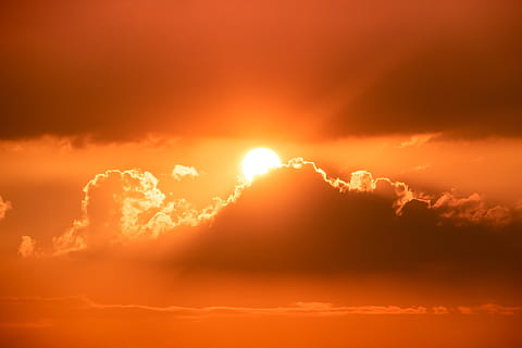 zachód słońca, słońce, promień słońca, niebo, zmierzch, nastrój, abendstimmung, Natura, Wieczorne niebo, atmosferyczny, Pomarańczowy, światło słoneczne, chmura - niebo, piękno natury, kolor pomarańczowy, cloudscape, dramatyczne niebo, atmosfera, tła, intensywny kolor, idylliczny, scenics - natura, środowisko, żadnych ludzi, na dworze, jasny, abstrakcyjny, jasno oświetlone, wiatr, 5K, CC0, domena publiczna, darmowe zdjęcia