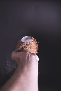 Coco, palma de coco, exótico, Fruta, mano, mínimo, minimalista, sencillo, simplista, parte del cuerpo humano, mano humana, una persona, perspectiva personal, foto de estudio, adentro, de cerca, parte del cuerpo, gente real, enfoque selectivo, comida y bebida, estilos de vida, participación, comida, fondo negro, dedo, dedo humano, adulto, uña, 5K, CC0, dominio público, libre de derechos