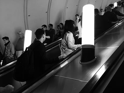 metropolita, Grupa ludzi, prawdziwi ludzie, mężczyźni, kobiety, styl życia, posiedzenie, dorosły, transport, spędzania wolnego czasu, Grupa, średnia grupa ludzi, ludzie, środek transportu, wewnątrz, ruchome schody, wysoki kąt widzenia, na stojąco, okno, dzień, widok z tyłu, 2K, CC0, domena publiczna, darmowe zdjęcia