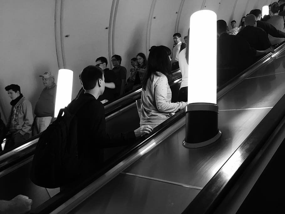 metropolita, Grupa ludzi, prawdziwi ludzie, mężczyźni, kobiety, styl życia, posiedzenie, dorosły, transport, spędzania wolnego czasu, Grupa, średnia grupa ludzi, ludzie, środek transportu, wewnątrz, ruchome schody, wysoki kąt widzenia, na stojąco, okno, dzień, widok z tyłu, 2K
