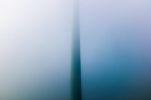 bílá jednokřídlá lednice, Příroda, mlha, venku, architektura, kouř, ztlumit, amager centrum zdrojů, Kodaň, komín, v noci, Šedá, smog, počasí, znečištění, motor, stroj, turbína, útes, nikdo, den, voda, moře, scenics - příroda, nebe, stavba, krása v přírodě, letecký pohled, klidné scény, klid, kopie prostor, celý rám, pozadí, 5K, CC0, veřejná doména, bez autorských práv