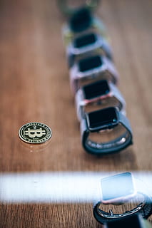 fysisk, forgyldt, Bitcoin, top, iwatch display, inde, Apple butik, træ - materiale, indendørs, bord, selektiv fokusering, ingen mennesker, fokus på forgrunden, tæt på, kunstkultur og underholdning, stilleben, træ, teknologi, gruppe af objekter, meddelelse, studio skud, forbindelse, kontrollere, sko, dag, kopiere plads, lille gruppe af objekter, 5K, CC0, offentligt domæne, royaltyfrie