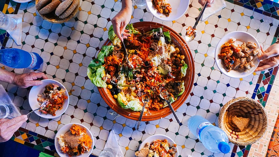 marroquí, rabat, dar naji, patró, patrons, rajoles, rajola, produir, enciam, pa, verdures, mans, amanida, placa, bufet, dinar, menjar, estil familiar, família, menjar i beguda, vista d’angle alt, taula, llest per menjar, directament a sobre, estils de vida, frescor, grup de persones, mida de la porció, persones reals, mà humana, bol, homes, alimentació saludable, benestar, persona irreconeixible, mà, dit, temptació, 5K