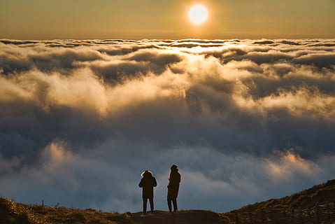 landskab, bjerg, topmøde, skyer, solnedgang, sol, silhuet, par, landskabet, natur, vinter, dom, clermont ferrand, puy de dôme, Frankrig, Europa, himmel, skønhed i naturen, scenics - natur, sky - himmel, rigtige mennesker, rolig scene, fritidsaktivitet, ro, samvær, to personer, jord, mennesker, herrer, stående, livsstil, idyllisk, bonding, ikke-urbane scene, udendørs, positive følelser, par - forhold, 5K, CC0, offentligt domæne, royaltyfrie