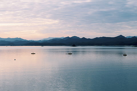 Heimatort, Wasser, Szenen - Natur, Schönheit in der Natur, Himmel, Berg, Ruhe, ruhige Szene, wolke - himmel, Ufergegend, Gebirge, See, Wasserfahrzeug, Nicht-städtische Szene, idyllisch, Transport, Natur, Sonnenuntergang, Transportmittel, Reflexion, keine Leute, draußen, 5K, CC0, gemeinfrei, lizenzfrei