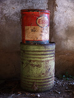 llaunes, envasos, disseny, vell, vintage, publicitat, grunge, contenidor, llauna, rovellat, lubricant, cap gent, metall, a l'interior, funció de construcció de parets, resistent, abandonat, natura morta, pintura, brutícia, cilindre, dia, jar, primer pla, art i artesania, espatllat, paret, deteriorament, 4K, CC0, domini públic, lliure de regalies