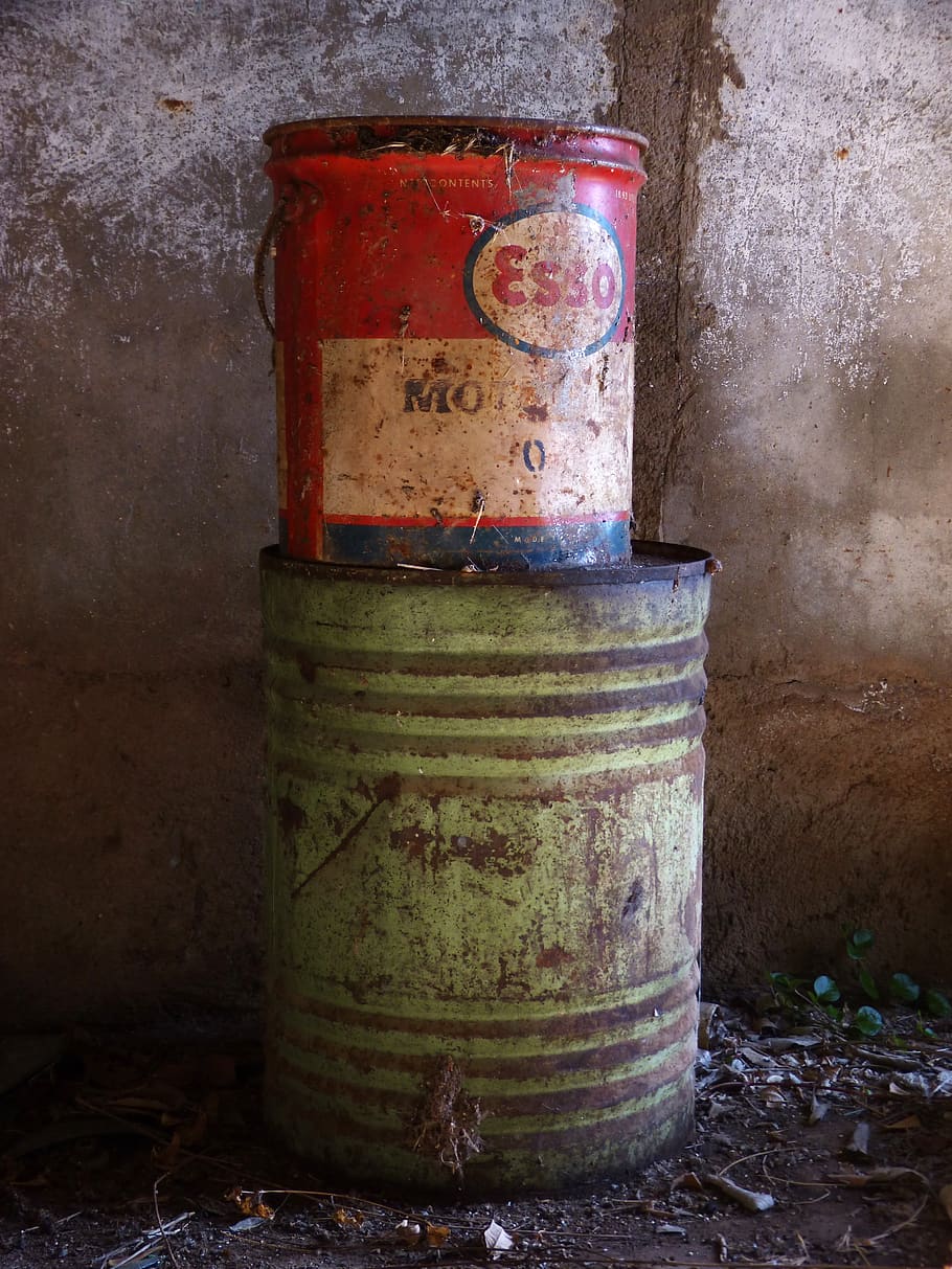 llaunes, envasos, disseny, vell, vintage, publicitat, grunge, contenidor, llauna, rovellat, lubricant, cap gent, metall, a l'interior, funció de construcció de parets, resistent, abandonat, natura morta, pintura, brutícia, cilindre, dia, jar, primer pla, art i artesania, espatllat, paret, deteriorament, 4K