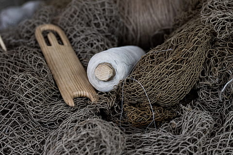 net, fil, teixit, cap gent, primer pla, natura morta, a l'interior, gran grup d'objectes, enrotllat, material de fusta, art i artesania, dia, contenidor, llana, tèxtil, enfocament selectiu, bobina, material, vista d’angle alt, seguretat, patró, menjar i beguda, jute, indústria pesquera, 5K, CC0, domini públic, lliure de regalies