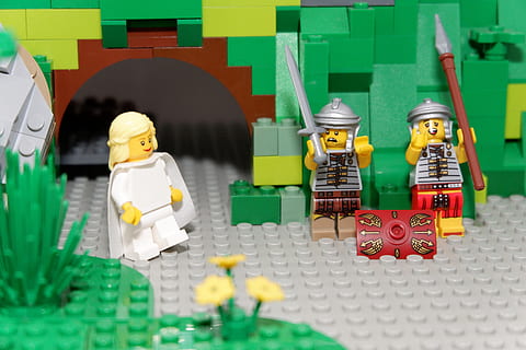 Pasqua, primavera, lego, història de pasqua, àngel, cristià, jesús, ell ha ressuscitat, romans, joguina, multicolor, a l'interior, representació humana, representació, cap gent, creativitat, gran grup d'objectes, plàstic, bloc de joguines, color verd, natura morta, semblança masculina, contenidor, art i artesania, primer pla, elecció, enfocament selectiu, taula, 5K, CC0, domini públic, lliure de regalies