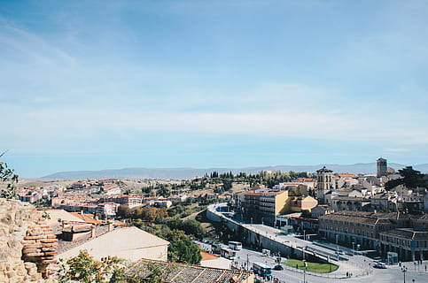 strutture di edifici, vista aerea, scenario, all'aperto, natura, paesaggio, Spagna, toledo, cittadina, costruzione, urbano, città, centro, plaza, architettura, piazza cittadina, Quartiere, alloggiamento, strada, intersezione, centro Congressi, esterno dell'edificio, struttura costruita, cielo, quartiere residenziale, paesaggio urbano, vista dall'alto, nuvola - cielo, giorno, nessuno, pianta, tetto, luce del sole, albero, insediamento, 2K, CC0, dominio pubblico, privo di copyright