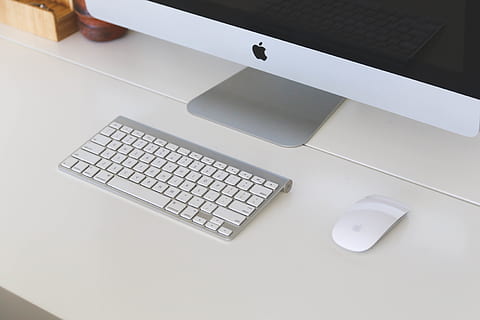 mac, kompiuteris, darbalaukyje, klaviatūra, pelė, biuras, stalas, verslą, technologijos, kompiuterio klaviatūra, kompiuterinė įranga, ryšį, patalpose, lentelė, aukšto kampo vaizdas, komunikacijos, belaidžio ryšio technologija, nešiojamas kompiuteris, nėra žmonių, balta spalva, popieriaus, Iš arti, natiurmortas, Kompiuterio pelė, baldai, kompiuterio raktas, tuščias, 4K, CC0, Viešasis domenas, nemokamai