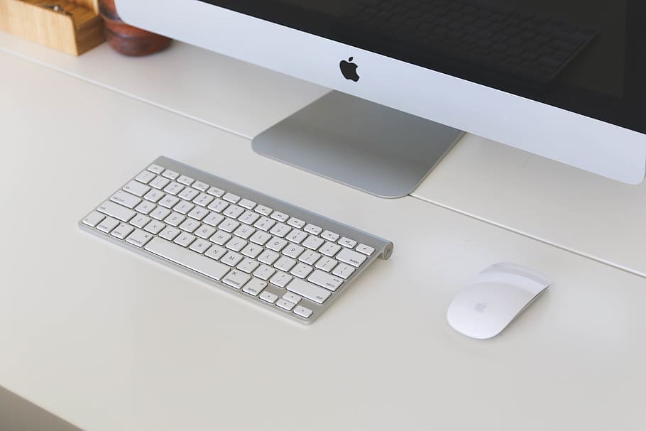 mac, kompiuteris, darbalaukyje, klaviatūra, pelė, biuras, stalas, verslą, technologijos, kompiuterio klaviatūra, kompiuterinė įranga, ryšį, patalpose, lentelė, aukšto kampo vaizdas, komunikacijos, belaidžio ryšio technologija, nešiojamas kompiuteris, nėra žmonių, balta spalva, popieriaus, Iš arti, natiurmortas, Kompiuterio pelė, baldai, kompiuterio raktas, tuščias, 4K