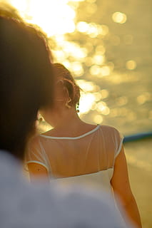 kvinde, iført, hvid, illusion-neckline kjole, bagfra, sløring, tæt på, par, kjole, mand, mennesker, solnedgang, bryllup, rigtige mennesker, to personer, livsstil, Kvinder, hovedskud, sollys, voksen, portræt, fritidsaktivitet, fokus på forgrunden, unge kvinder, ung voksen, samvær, natur, linseflare, emotion, dag, udendørs, hunner, frisure, 5K, CC0, offentligt domæne, royaltyfrie