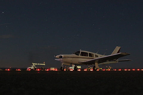 ta, hvit, propellplan, fly, flyplassen, privat, landing, natt, transport, luftfartøy, vinge, stjerne, liten, ta av, landings stripe, land, luftfart, lang eksponering, transportmiddel, himmel, flyplass rullebane, reise, natur, flying, på farten, kopiere plass, ingen folk, utendørs, flyindustrien, landing - berøring ned, belyst, miljø, 5K, CC0, offentlig domene, opphavsrett gratis