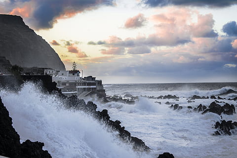 drammatico, onde, spruzzi, tramonto, nuvole, colorato, montagne, acqua, freschezza, scogliere, romantico, case, rocce, ruvido, mare, cielo, nuvola - cielo, bellezza nella natura, scenics - natura, orizzonte sull'acqua, movimento, onda, natura, orizzonte, nessuno, spiaggia, terra, energia, roccia, all'aperto, potere in natura, 5K, CC0, dominio pubblico, privo di copyright